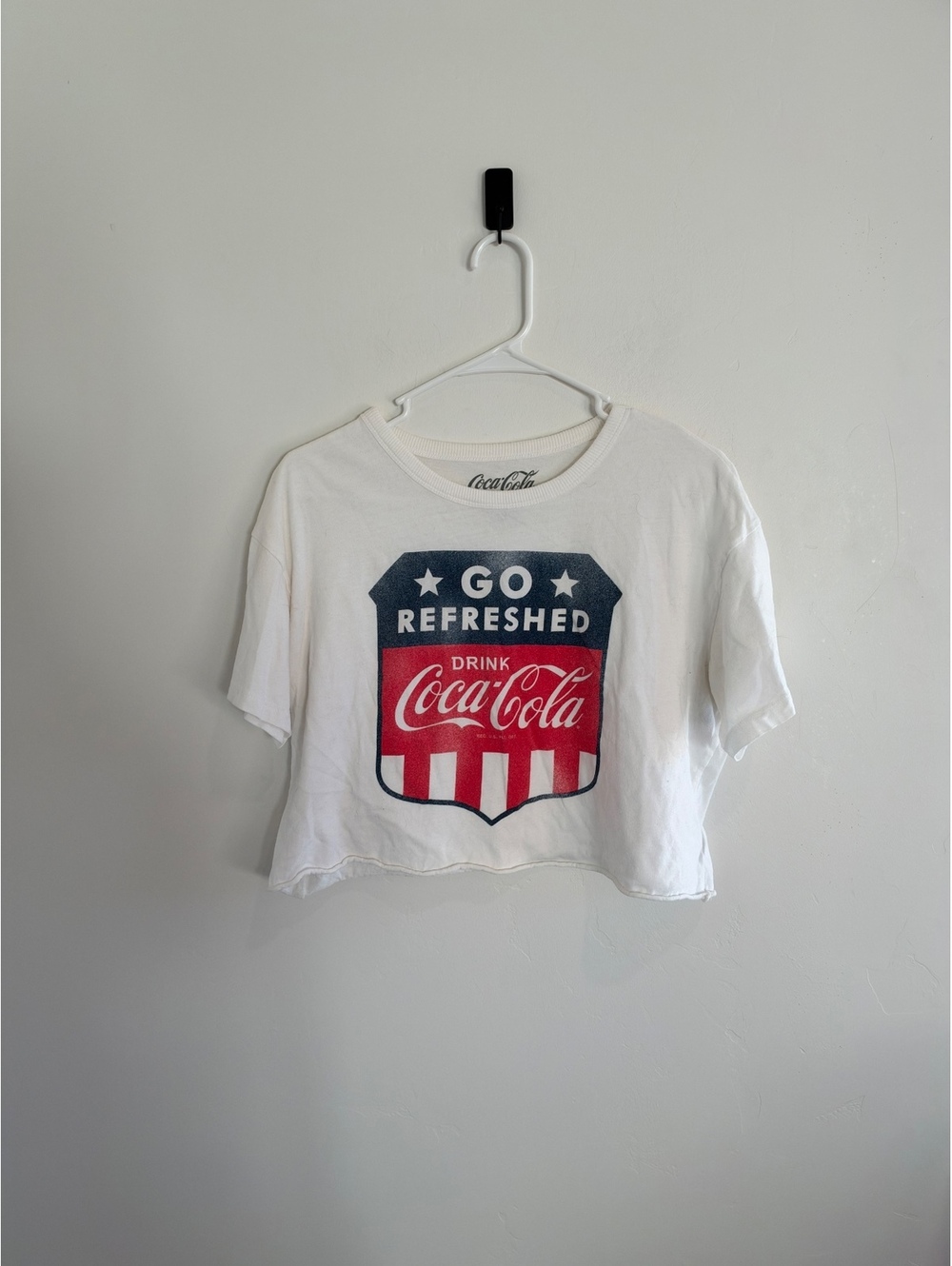 Coca-Cola Go Refreshed Cropped Graphic T-Shirt White Size Medium